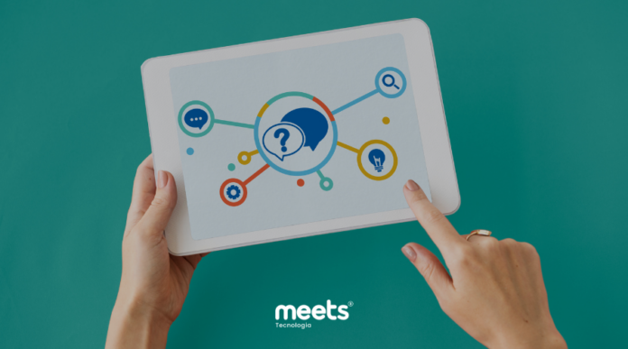 Mulher segurando um tablet com interface gráfica de CRM exibindo ícones conectados (chat, busca, engrenagem e ideia) sobre fundo verde, com logotipo da Meets Tecnologia na parte inferior.