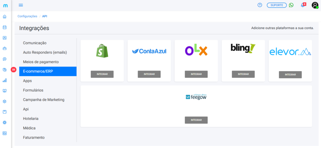 Meets CRM e FeegowA imagem apresenta uma captura de tela da interface de usuário (UI) do sistema **Meets CRM**, especificamente na seção de **Integrações**. A interface é limpa, predominantemente branca e azul, organizada para facilitar a conexão com ferramentas externas.Abaixo, os detalhes da visualização:## **Estrutura da Interface**Menu Lateral de Categorias:
No lado esquerdo, há uma lista de categorias de integração, incluindo Comunicação, Meios de Pagamento, Apps, Formulários, Hotelaria, Médica e Faturamento.
* **Seleção Ativa:** A categoria **"E-commerce/ERP"** está selecionada e destacada em azul, exibindo as opções disponíveis no painel central.
* **Cabeçalho:** No topo, há o caminho de navegação "Configurações / API" e botões de suporte, acesso ao WhatsApp e o perfil do usuário (José Tavares).## **Parceiros de Integração Visíveis**O painel exibe cartões individuais para cada plataforma, todos com um botão cinza escrito **"INTEGRAR"**:* **Shopify:** Representado pelo ícone da sacola verde.
* **ContaAzul:** Sistema de gestão financeira.
* **OLX:** Plataforma de comércio eletrônico.
* **Bling!:** ERP para gestão de negócios.
* **Elevor:** Soluções de software de gestão.
* **Feegow:** Localizado em uma linha inferior, identificado como "software clínico", reforçando a integração mencionada na imagem anterior.