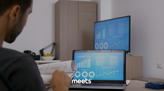Homem analisando dados de desempenho e gráficos de crescimento em notebook e monitor, representando análise preditiva de comportamento para aumento do LTV no CRM Meets.