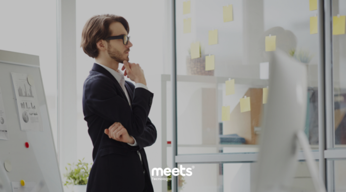 Onde o tempo antes gasto em tarefas operacionais é redirecionado para o pensamento estratégico. Nela, vemos um gestor em reflexão, observando um quadro repleto de ideias e processos — uma representação visual de 