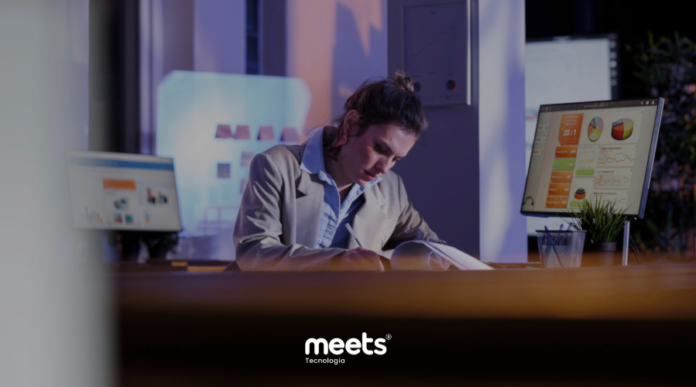 Profissional de marketing analisando dados de conversão e ROI em escritório, com foco em resultados e tecnologia. Inclui logo da Meets Tecnologia.