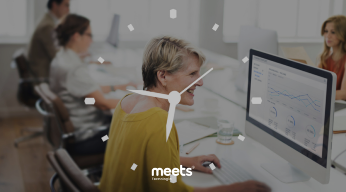 Profissional analisando dados de vendas no CRM da Meets, enquanto monitora o tempo de conversão de leads no funil comercial.