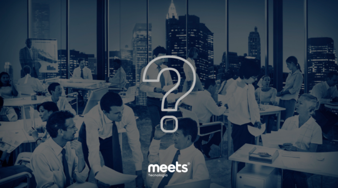 Equipe comercial em escritório analisando dados e discutindo resultados, com destaque para um ponto de interrogação representando as perguntas estratégicas que diretores devem fazer ao CRM.