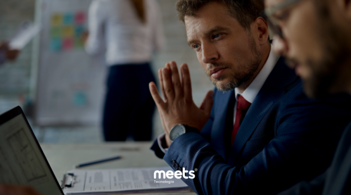 CEO analisando dados e relatórios em reunião estratégica, representando tomada de decisão rápida e visão executiva baseada em indicadores de desempenho.