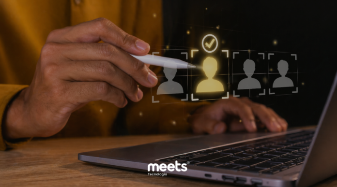 Pessoa utilizando notebook enquanto interage com interface digital holográfica que representa seleção e qualificação de leads, com ícones de usuários destacados, simbolizando gestão de funil de vendas e segmentação de clientes em CRM.