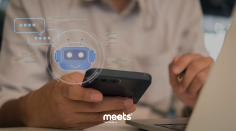 Pessoa utilizando smartphone e notebook enquanto interage com chatbot com inteligência artificial exibido na tela, representando automação de atendimento e confirmação automática para clínicas.