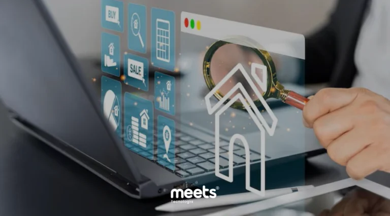 isão em close das mãos de um profissional utilizando um notebook, com elementos gráficos digitais e transparentes flutuando sobre o teclado. Entre os ícones, destacam-se uma lupa focando em um desenho de casa, gráficos financeiros, tags de "BUY" (comprar) e "SALE" (vender) e o logotipo da Meets Tecnologia na parte inferior central.