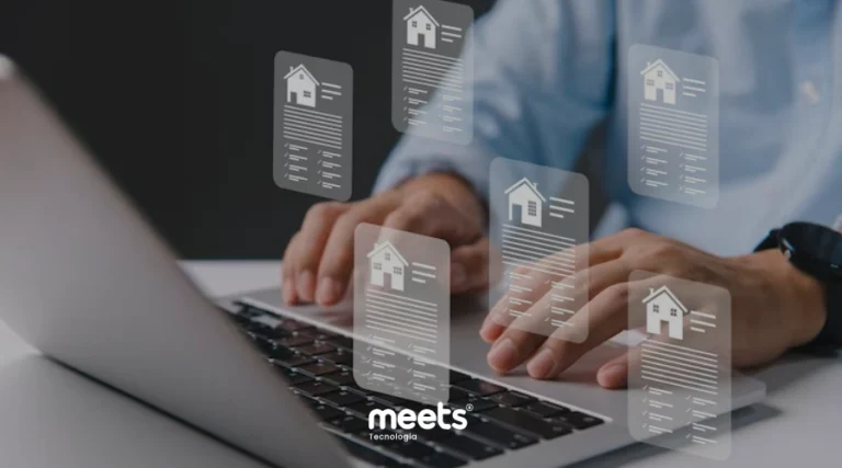 Corretor de imóveis trabalhando no escritório, utilizando um notebook que exibe a tela de um software CRM para imobiliárias.