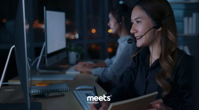 Atendente consulta informações no CRM durante atendimento personalizado, ilustrando a estratégia de atendimento concierge baseada em dados centralizados do cliente.