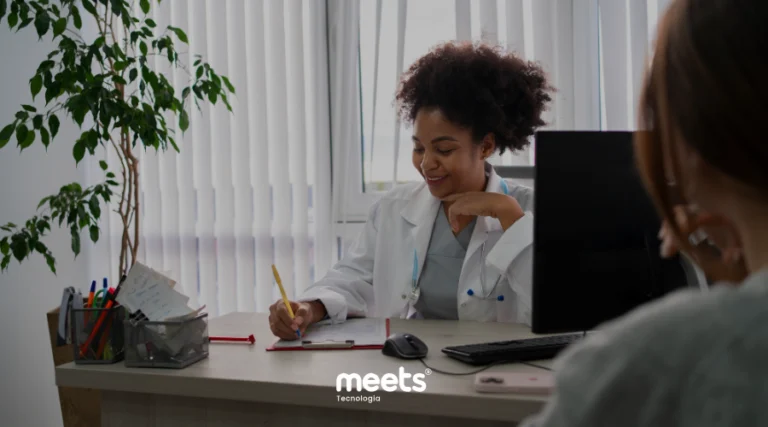 Médica realizando atendimento em consultório, anotando informações em uma prancheta durante consulta com paciente, ilustrando atendimento humanizado e experiência premium em clínicas de saúde.