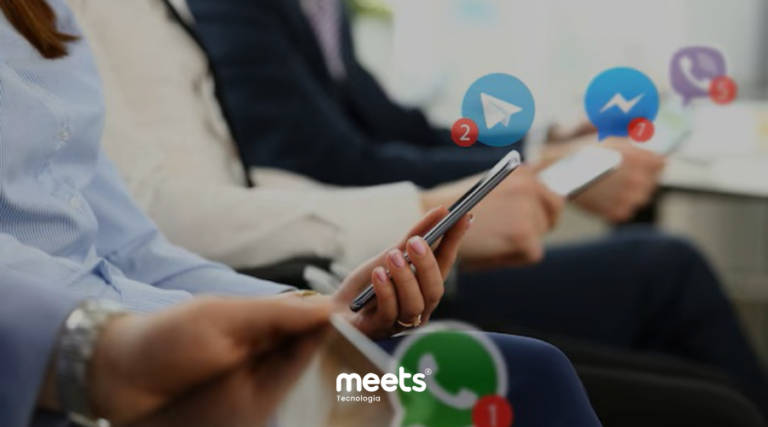 Pessoas utilizando smartphones enquanto recebem mensagens de diferentes aplicativos de comunicação, representando o atendimento em múltiplos canais.
