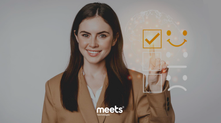 Uma mulher sorridente em um blazer marrom aponta para um ícone flutuante de marca de seleção dourada sobreposto a um globo em miniatura. Abaixo dela, está o logotipo da Meets Tecnologia.